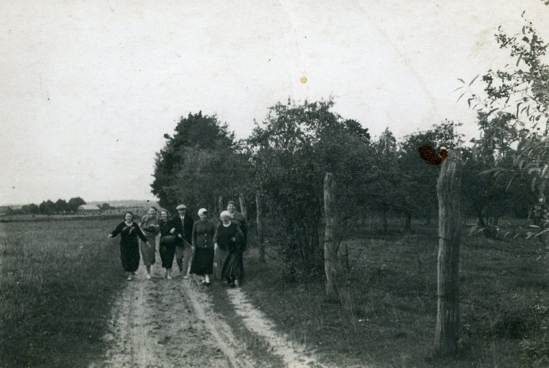 KKE 4986.jpg - Fot. Grupowa. Droga na jezioro Świteź, Miratycze, lata 30-te XX wieku.